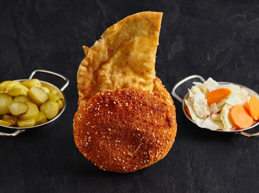 פיתה קריספית עם בוריק ושניצל